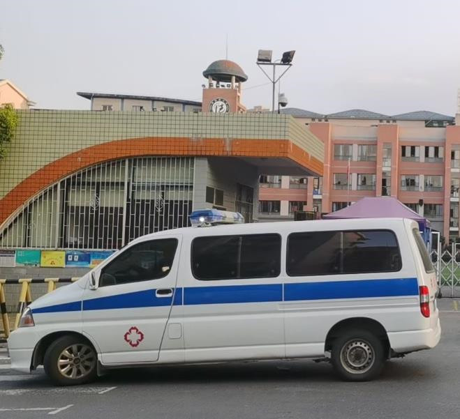 灵台救护车出租护送骨折病人一公里多少钱